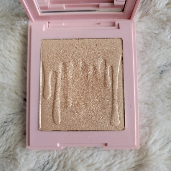 Sunday Brunch Pressed Powder Highlighter - Kylie Cosmetics - Picture 4 of 13